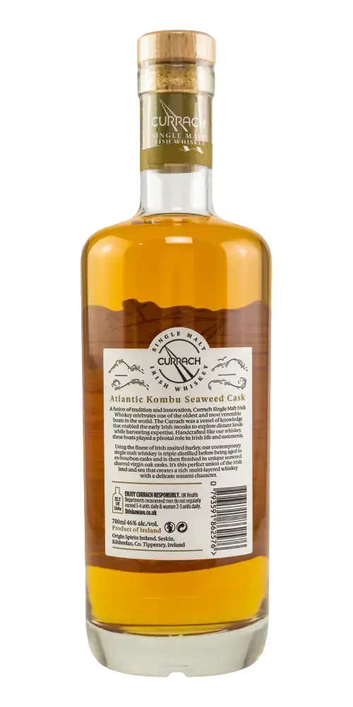 Irischer Whiskey Currach Kombu Seaweed Cask in der Flasche mit Etikett und Holzverschluss, elegante Präsentation.