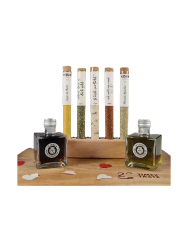 Geschenkset Valentinstag mit Essig, Öl und Gewürzen auf Holzbasis für kulinarische Genussmomente.