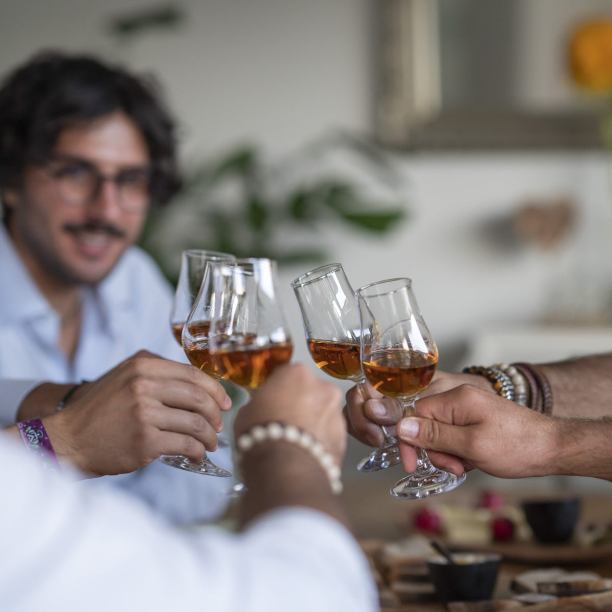 Gäste stoßen bei einem Tasting von TIME2TASTE mit ihren Gläsern an