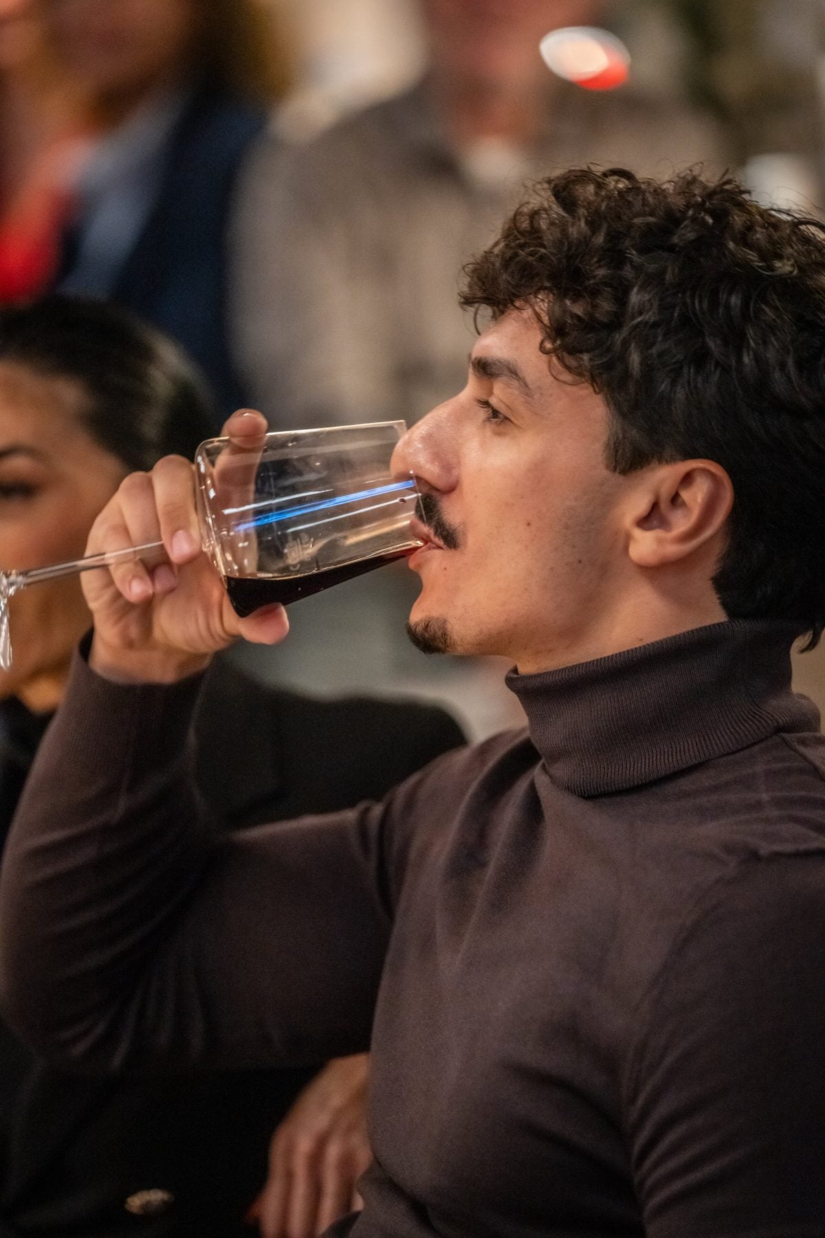 Gast probiert Rotwein bei einem Tasting von TIME2TASTE