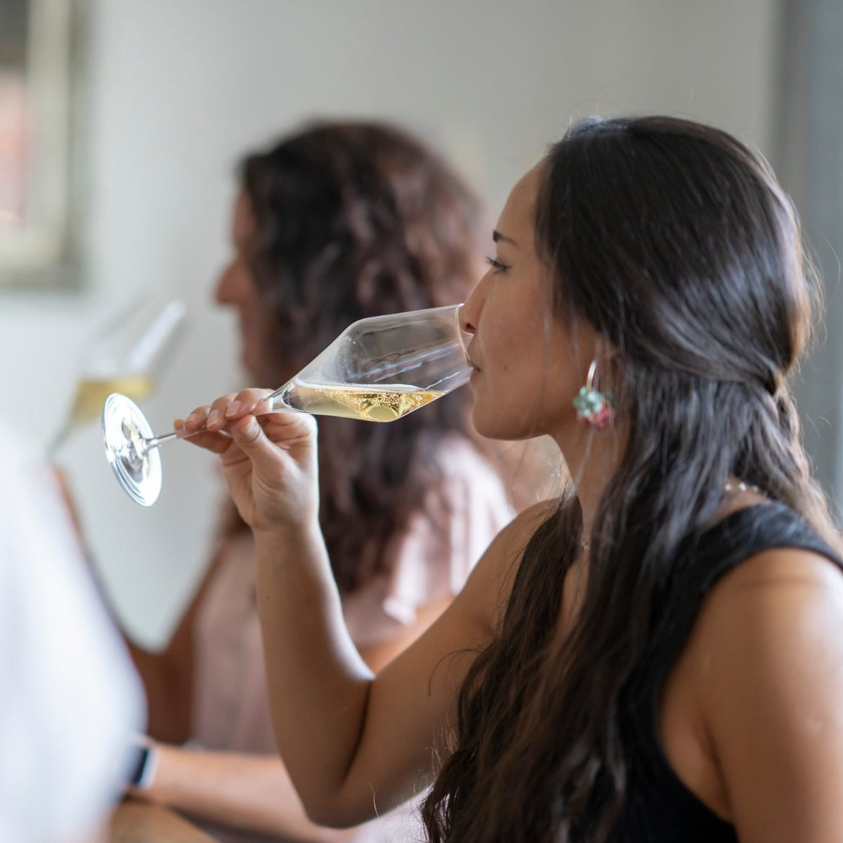 Gast probiert Sekt bei einem Tasting von TIME2TASTE