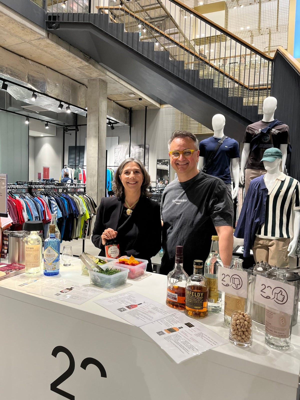 Brano Jelcic mit Gastgeberin an der Theke von TIME2TASTE