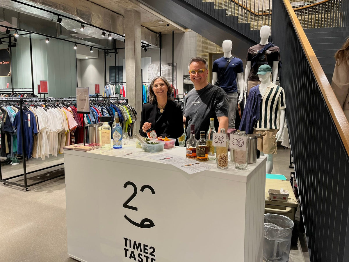 Mobile Theke von TIME2TASTE mit Gin, Whisky und frischen Zutaten