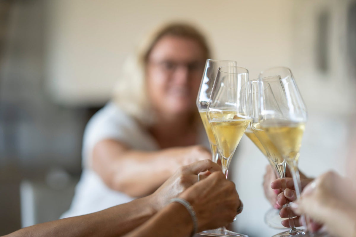 Gäste stoßen mit Sekt an – Sektempfang von TIME2TASTE