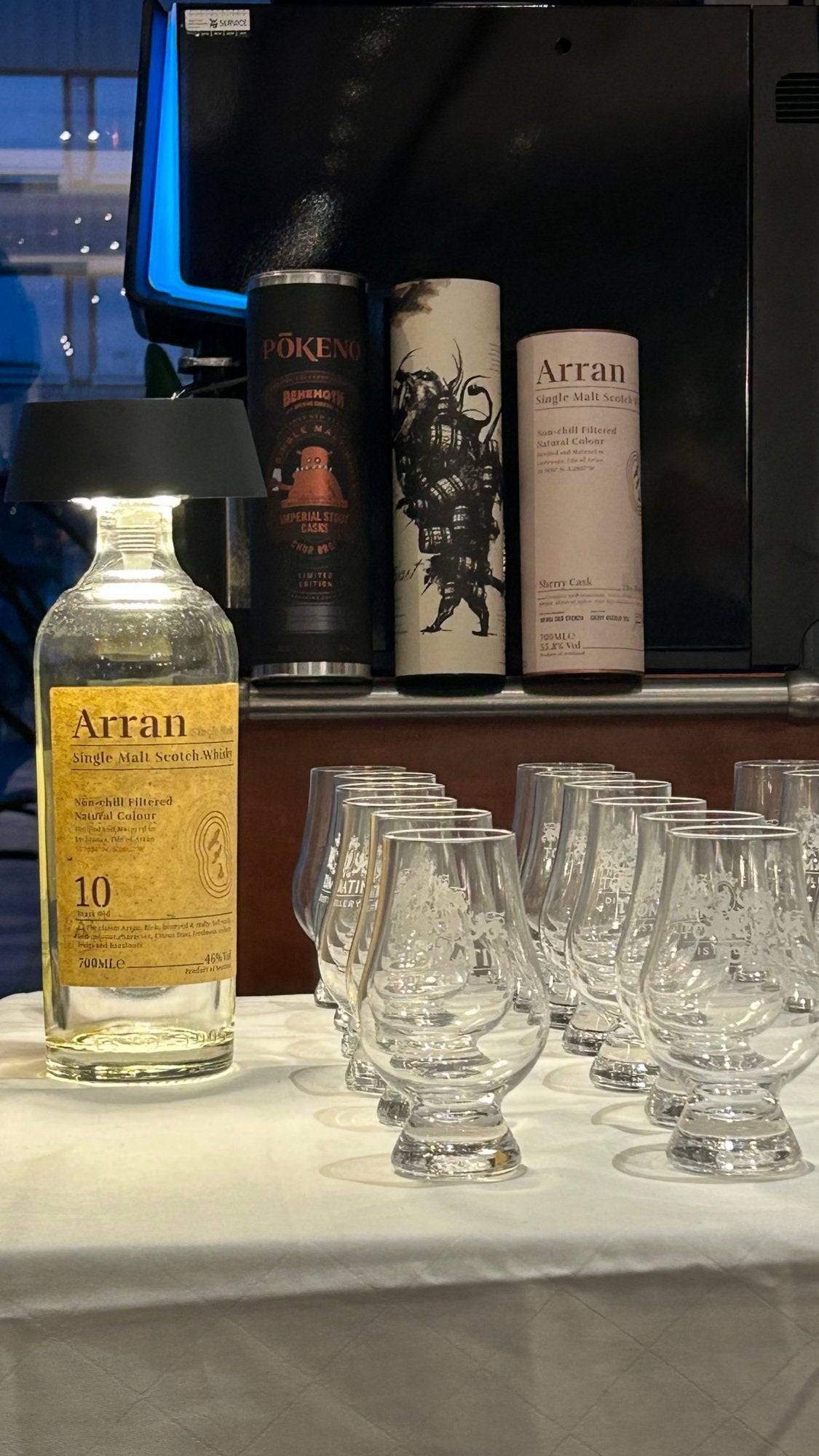 Whiskyflasche mit Leuchte und Nosing-Gläser auf einer Theke