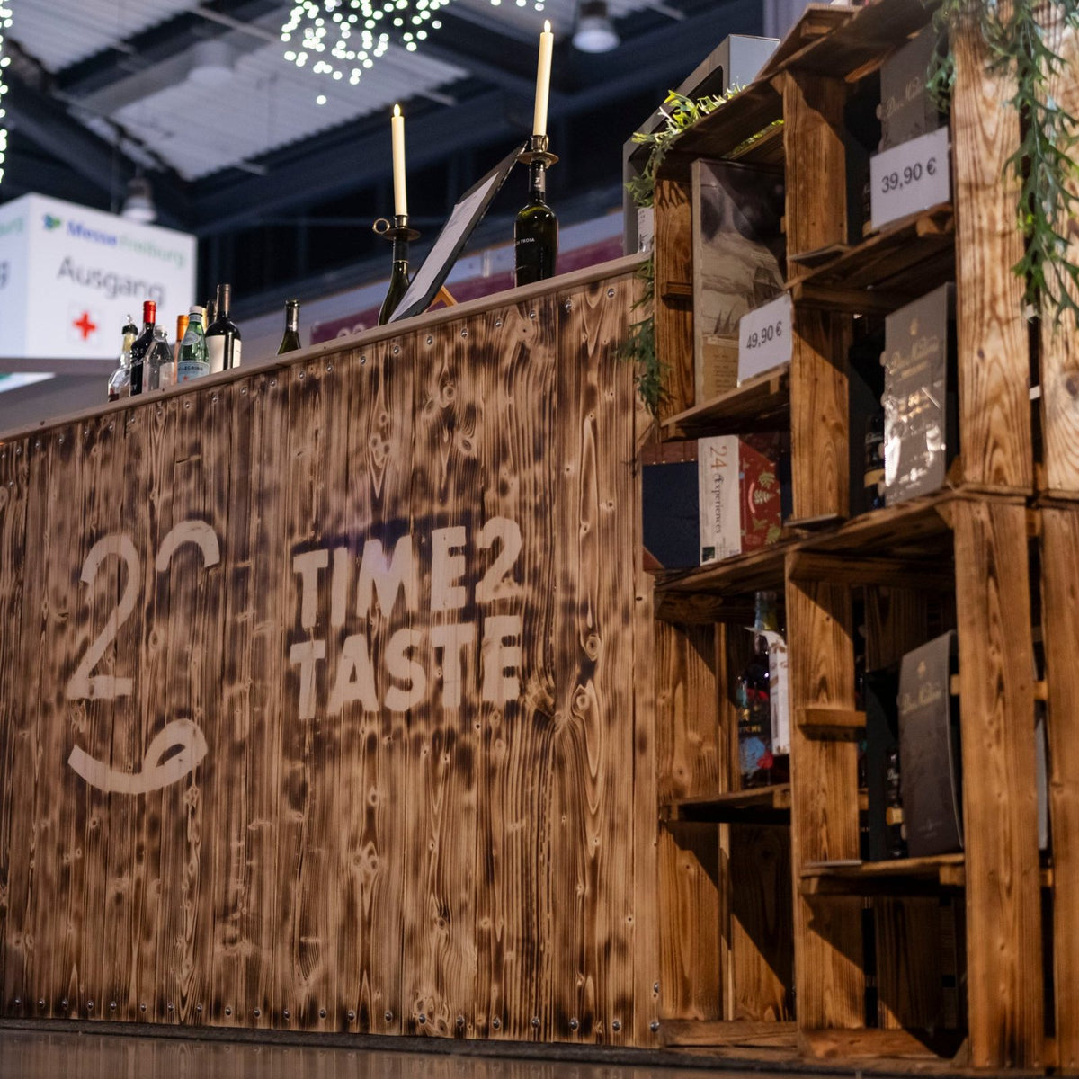 Holztheke von TIME2TASTE mit Logo und Weinregal auf der Messe Freiburg