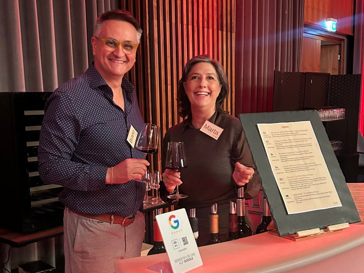 Brano und Marta von TIME2TASTE mit Rotwein an der mobilen Bar am Abend