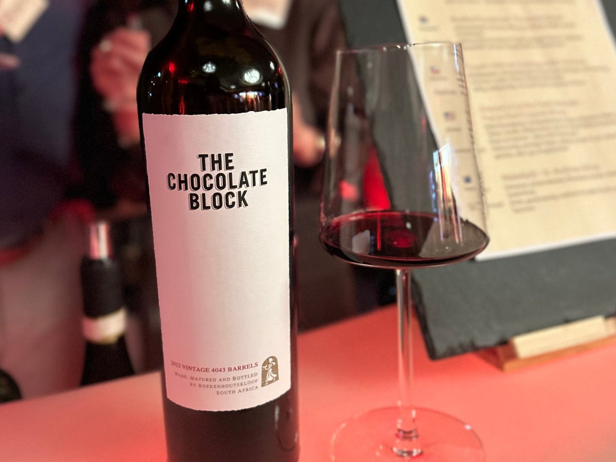Flasche Rotwein und ein Glas Rotwein an der mobilen Bar