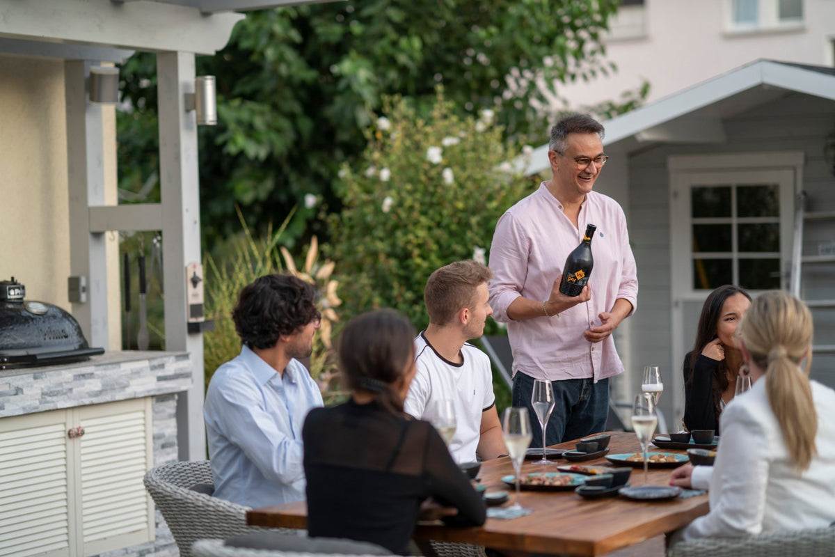 Brano von TIME2TASTE stellt einer Runde im Garten einen Schaumwein vor