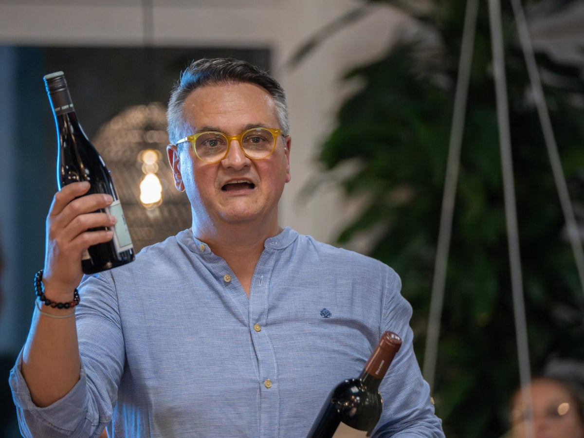 Brano Jelcic von TIME2TASTE stellt bei einem Tasting zwei Weine vor