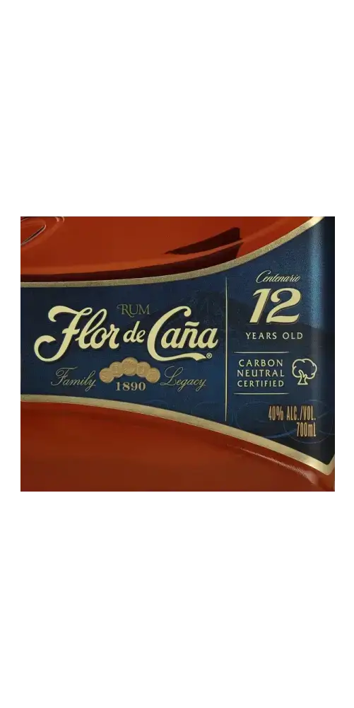 Flor de Caña Rum 12 Jahre alt, aus Nicaragua, mit natürlicher rötlicher Bernsteinfarbe und Carbon-Neutral-Zertifikat.