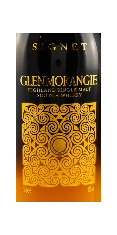 Schottischer Whisky Glenmorangie Signet 14 Jahre, Highland Single Malt mit eleganter Verpackung und goldenen Verzierungen.
