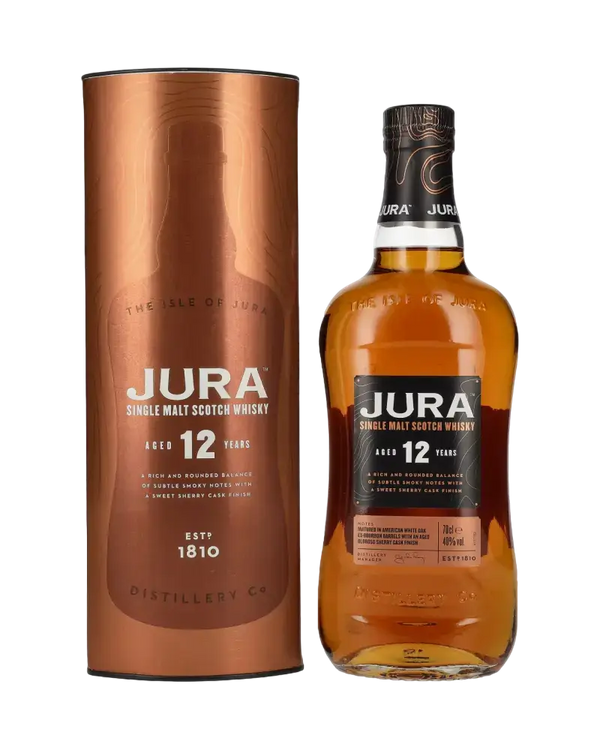 Schottischer Whisky Jura 12 Jahre, gereift in Ex-Bourbon- und Oloroso-Sherry-Fässern, mit Aromen von Schokolade und Zitrusfrüchten.