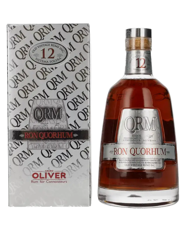 Quorhum 12 Jahre Rum aus der Dominikanischen Republik, in eleganter Flasche mit Box und bernsteinfarbener Flüssigkeit.