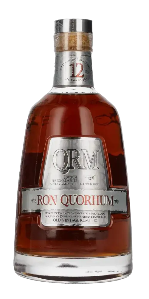 Quorhum 12 Jahre Rum aus der Dominikanischen Republik in eleganter Flasche, bernsteinfarben mit Komplexität.