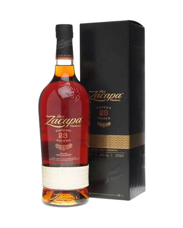 Ron Zacapa 23 Centenario aus Guatemala, 23 Jahre alt, Sistema Solera, elegante Flasche mit schwarzer Verpackung.