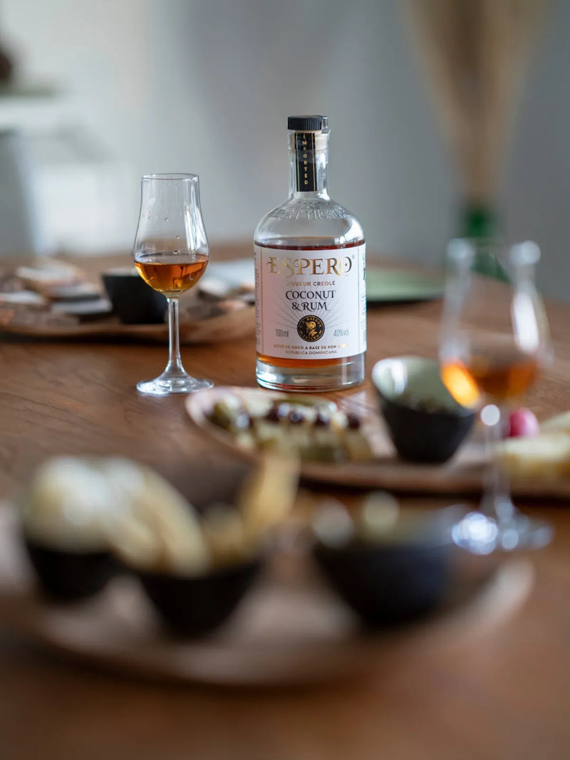 Flasche Rumlikör und ein Glas Rum auf dem Tisch beim Rum Tasting