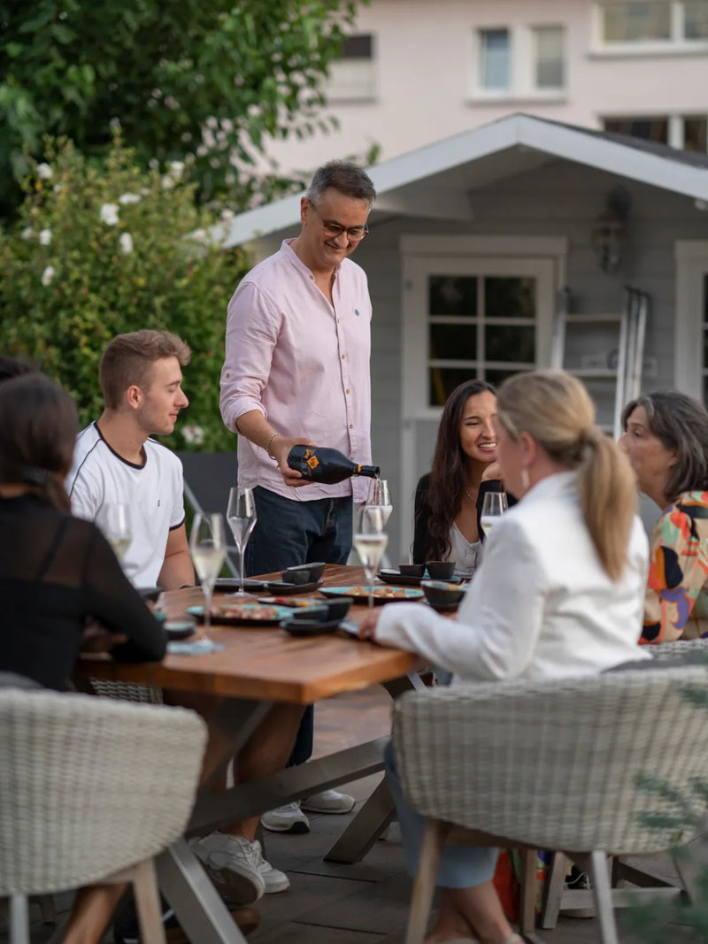 Beim Sekt Tasting im Garten wird den Gästen eingeschenkt
