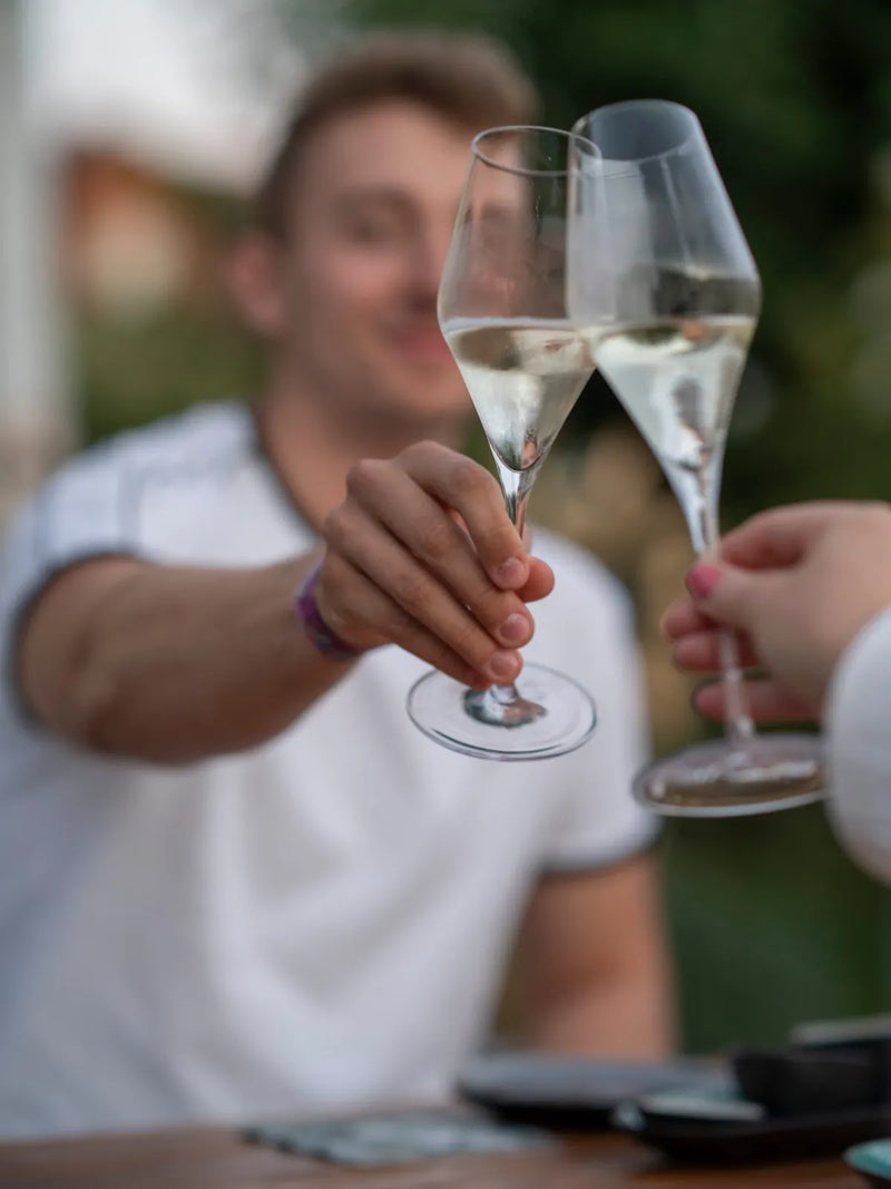 Zwei Gäste stoßen mit Sekt an