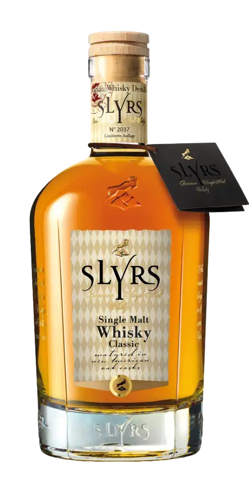 Deutscher Whisky Slyrs Classic Single Malt in klarer Flasche, ausgebranntes Eichenholz, fruchtige Aromen, elegante Struktur.