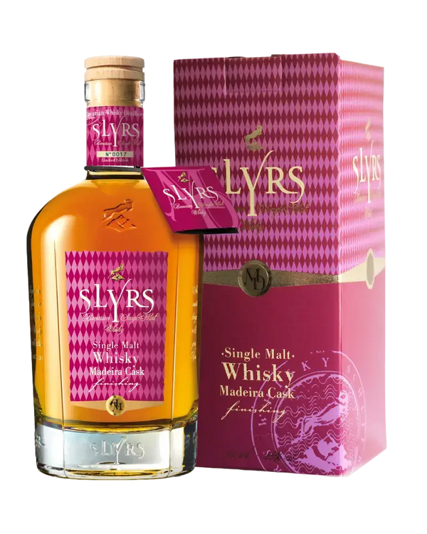 Deutscher Whisky Slyrs Madeira Cask Finish im dekorativen Verpackungsdesign mit feinen Aromen und goldener Farbe.