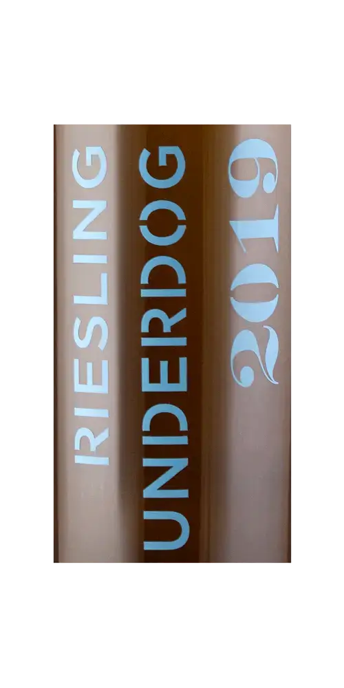 Etikett der Weinflasche Riesling Underdog 2019 von Sven Nieger – vertikale Schrift in Hellblau auf brauner Flasche