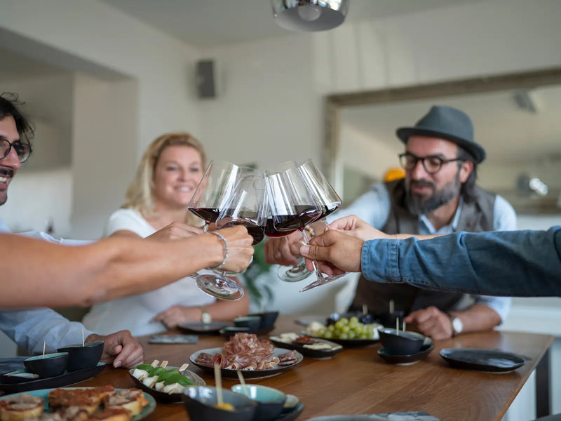 Tasting-Atmosphäre bei TIME2TASTE — Gäste mit Gläsern am Tisch