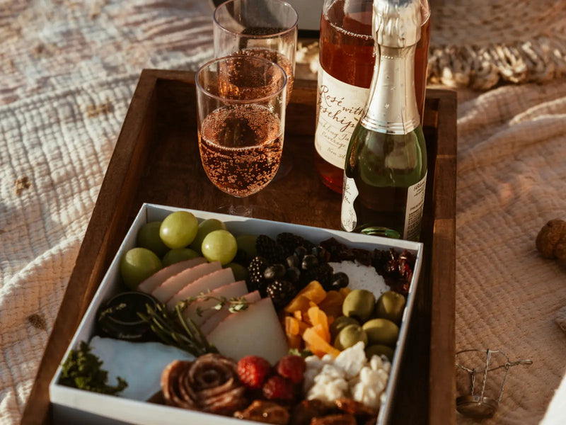 Wein und Feinkost zusammen — mediterranes Genuss-Pairing