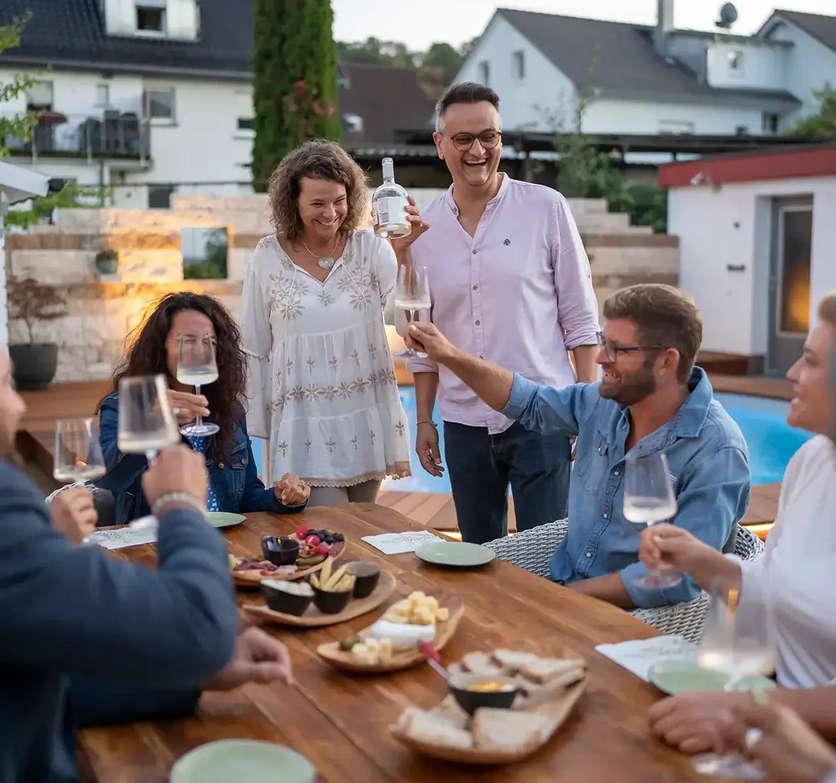 Wein Tasting für Fortgeschrittene im Freien mit Freunden, Fingerfood und Genuss am Pool bei TIME 2 TASTE.