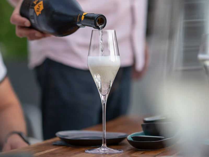 Wein-Tasting bei TIME 2 TASTE — Glas wird ausgeschenkt