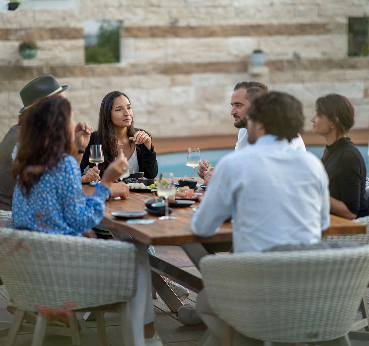Deutsches Wein Tasting mit Freunden im Freien: sechs Weine, Fingerfood und entspannte Runde am Tisch bei TIME 2 TASTE.