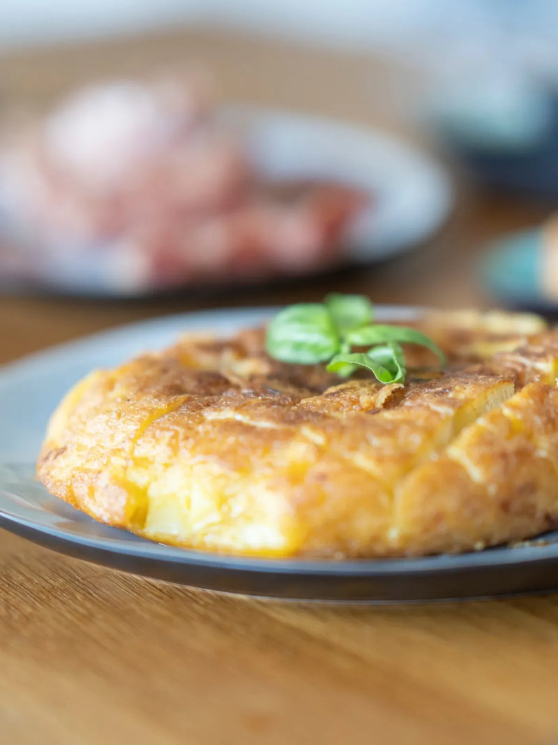Spanische Tortilla auf einem Teller bei der Weinprobe