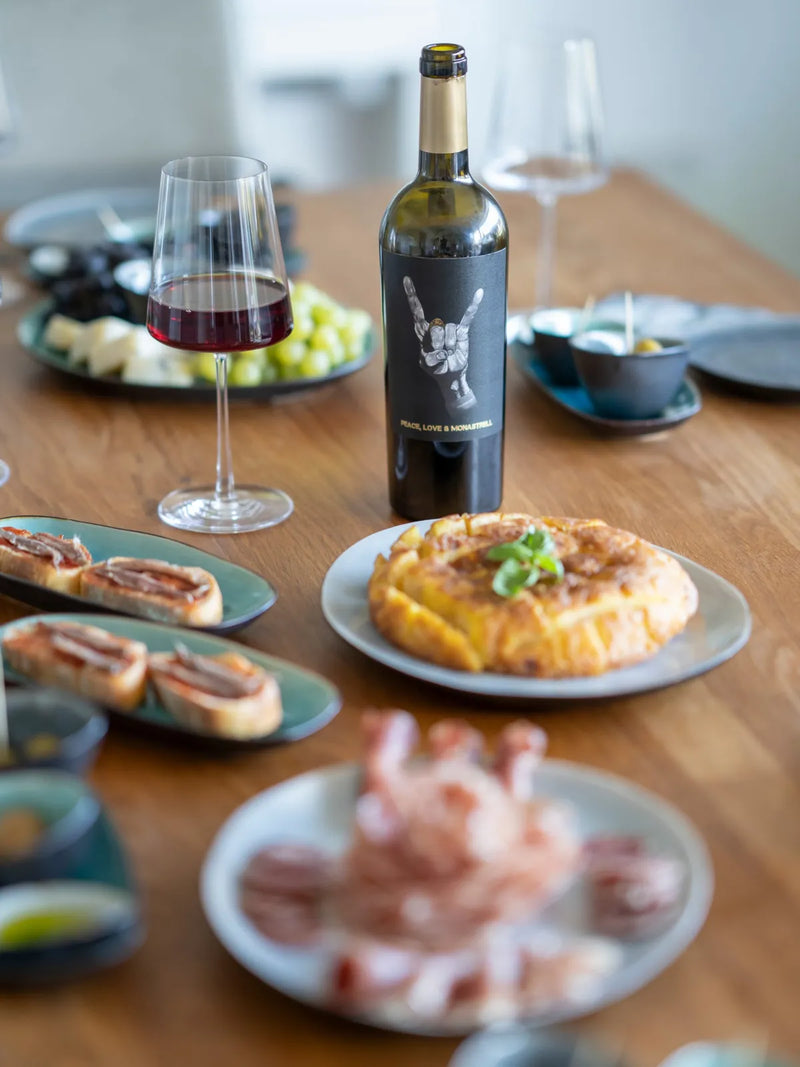 Spanische Tapas, Tortilla und ein Glas Rotwein bei einer Weinprobe zu Hause
