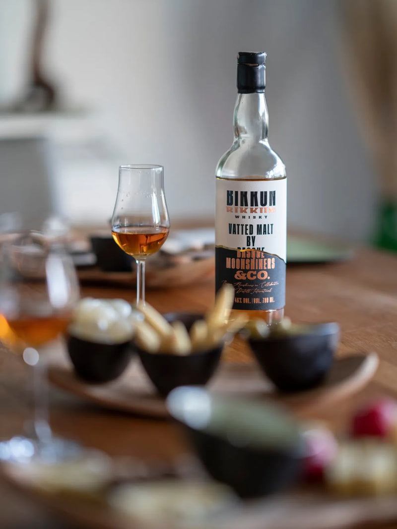 Flasche Whisky und ein Nosing-Glas auf dem Tisch beim Whisky Tasting