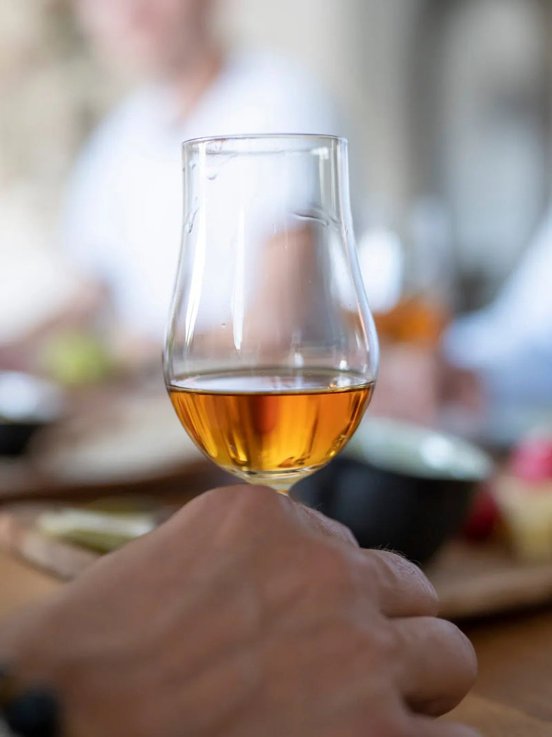 Ein Glas Whisky am gedeckten Tisch