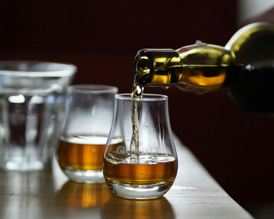 Whisky-Tasting bei TIME 2 TASTE — Glas wird verkostet