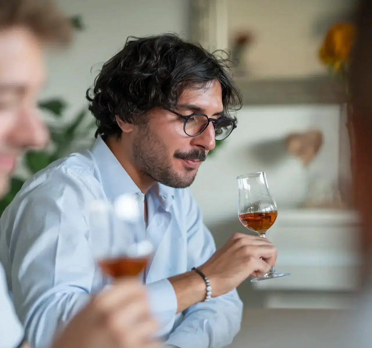 Whisky Tasting für Kenner bei TIME 2 TASTE: Ein Mann genießt Whisky in geselliger Runde.