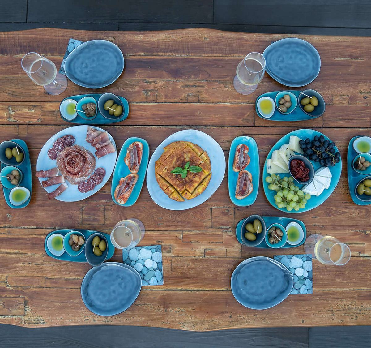 Wein Tasting Fortgeschrittene mit spanischen Tapas auf Holztisch, inklusive Gläsern und Geschirr, für 6 Personen.