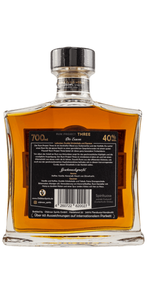 Old Man Project Three Rum aus Südamerika, 10 Jahre gereift, 40%, in eleganter Flasche mit hellbraunem Inhalt.