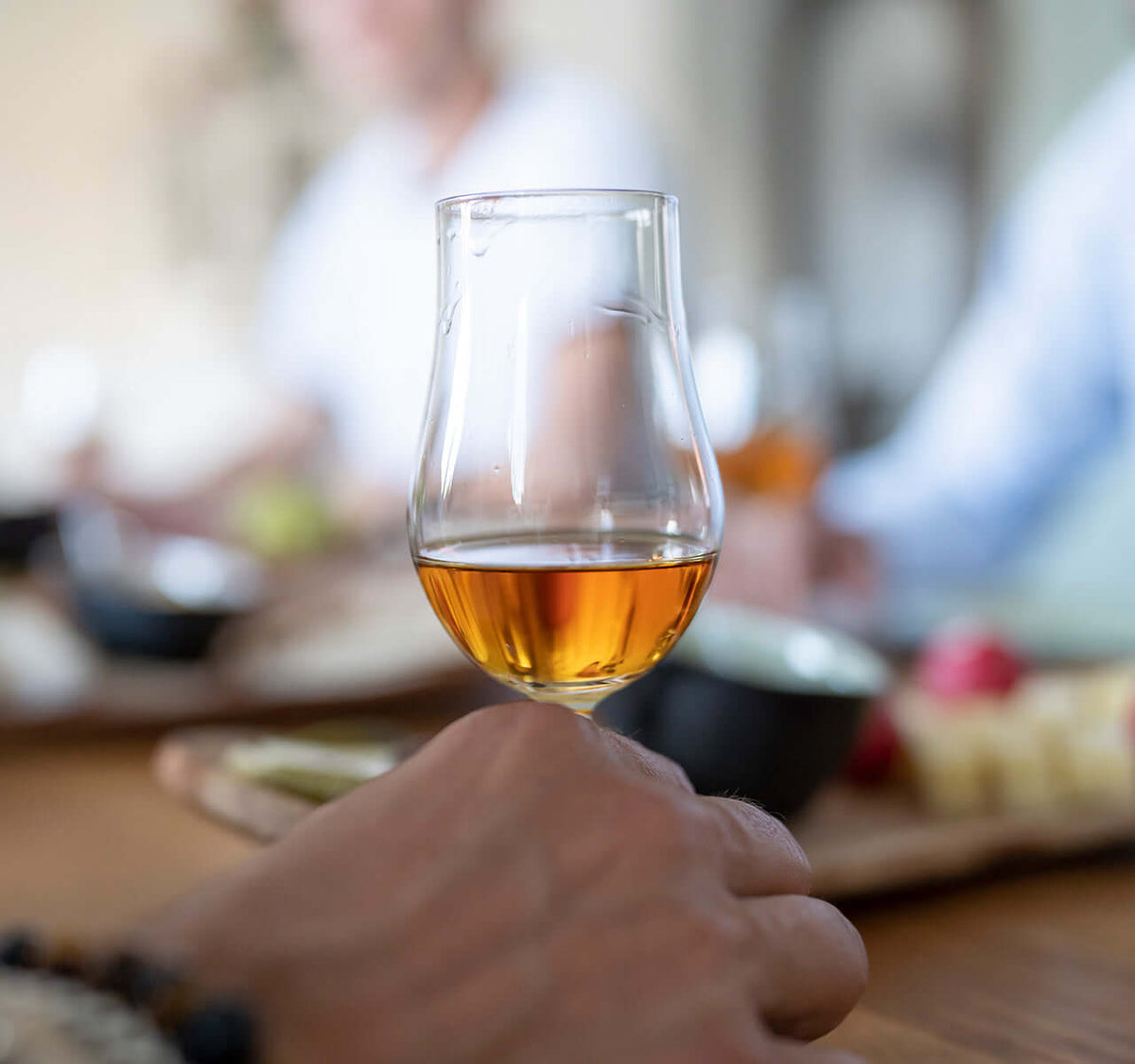 Rum Tasting für Erfahrene – Genusserlebnis mit harmonischen Köstlichkeiten im Vordergrund, Gläser bereit.
