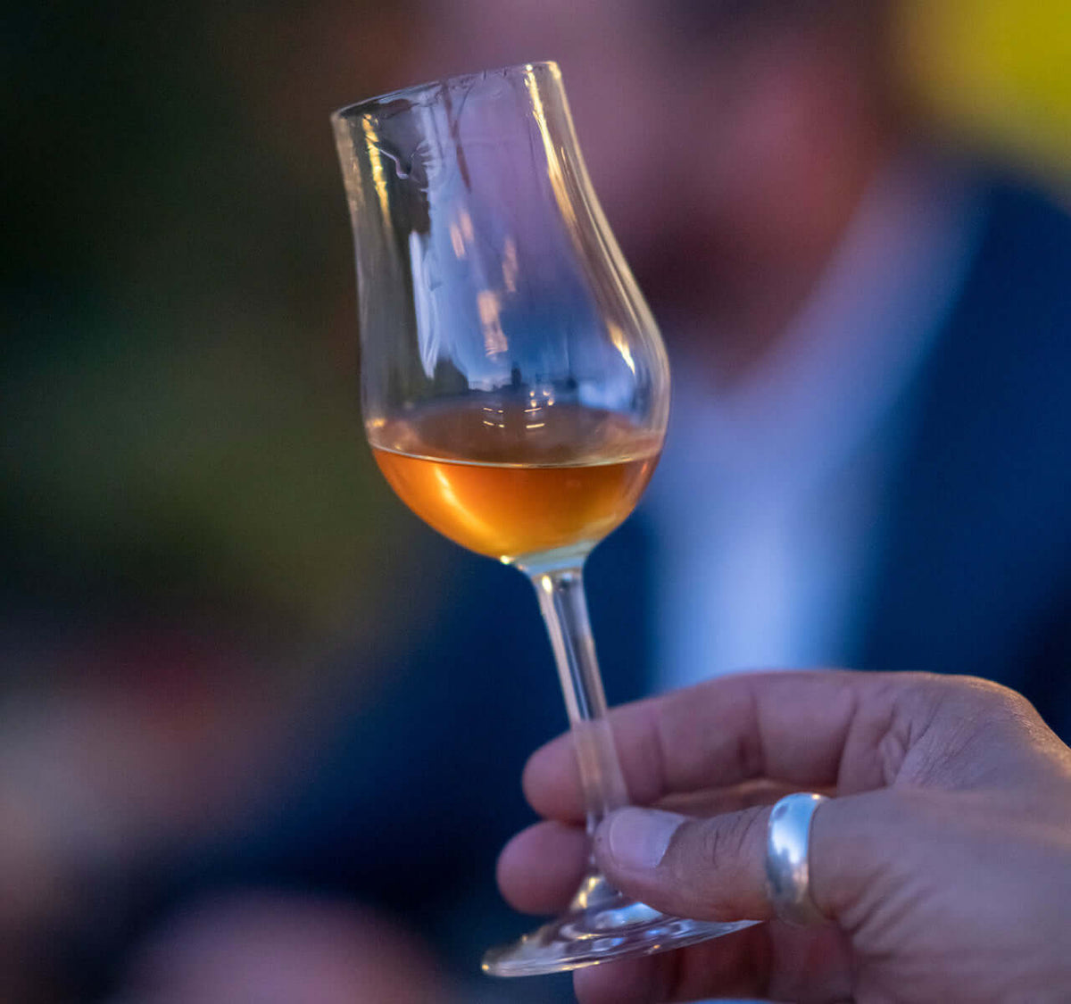Rum Tasting für Erfahrene mit edlem Glas in Hand, goldbrauner Rum, stilvolle Atmosphäre, TIME 2 TASTE.