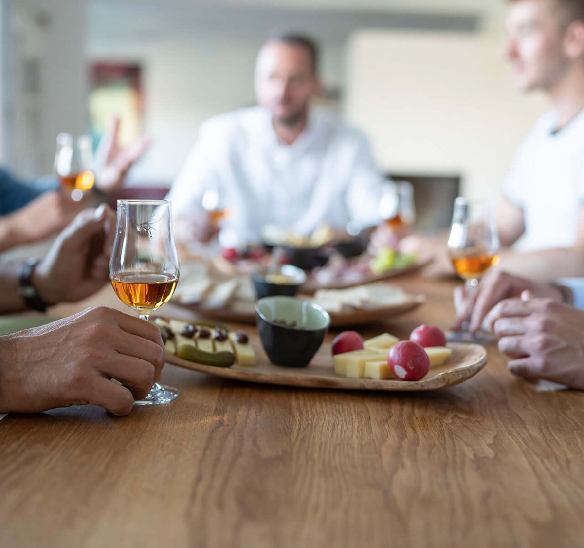 Rum Tasting für Erfahrene mit harmonischer Genussbegleitung bei TIME 2 TASTE, inklusive Gläsern und Köstlichkeiten.