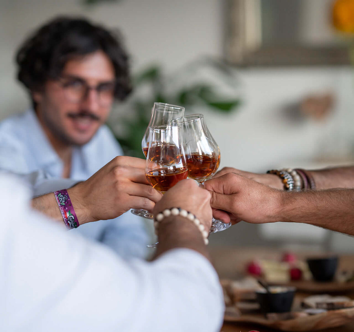 Rum Tasting für Erfahrene – Anstoßen mit Gläsern bei mobilem Tasting von TIME 2 TASTE.