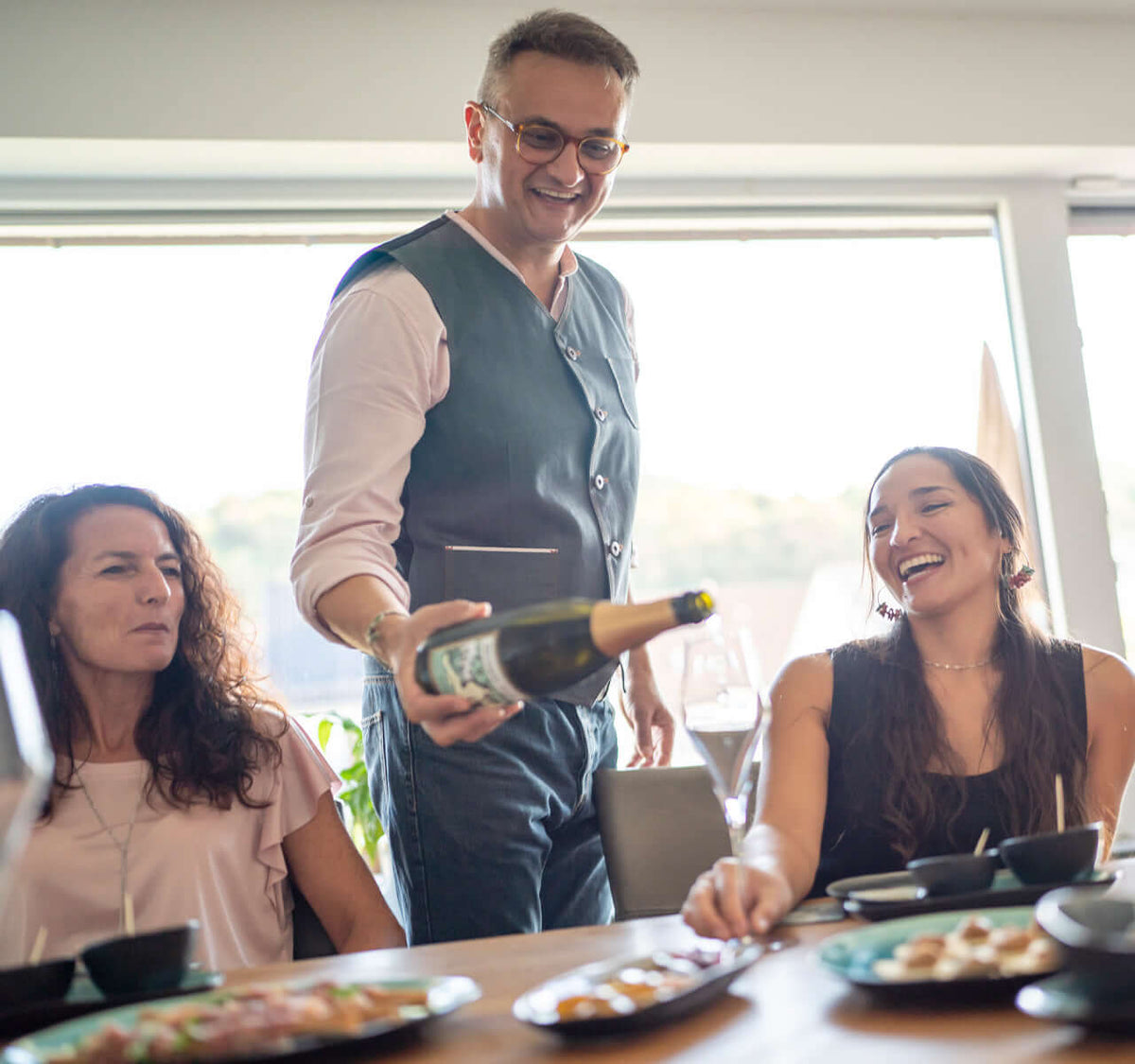 Schaumwein Tasting Einsteiger mit kulinarischer Begleitung bei TIME 2 TASTE, fröhliche Gäste bei Weinprobe.