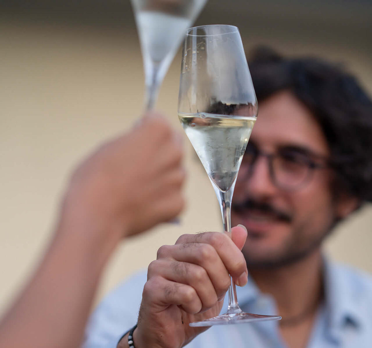 Schaumwein Tasting für Einsteiger mit stilvollen Gläsern bei TIME 2 TASTE, anstoßen mit Freunden, gesellige Atmosphäre.