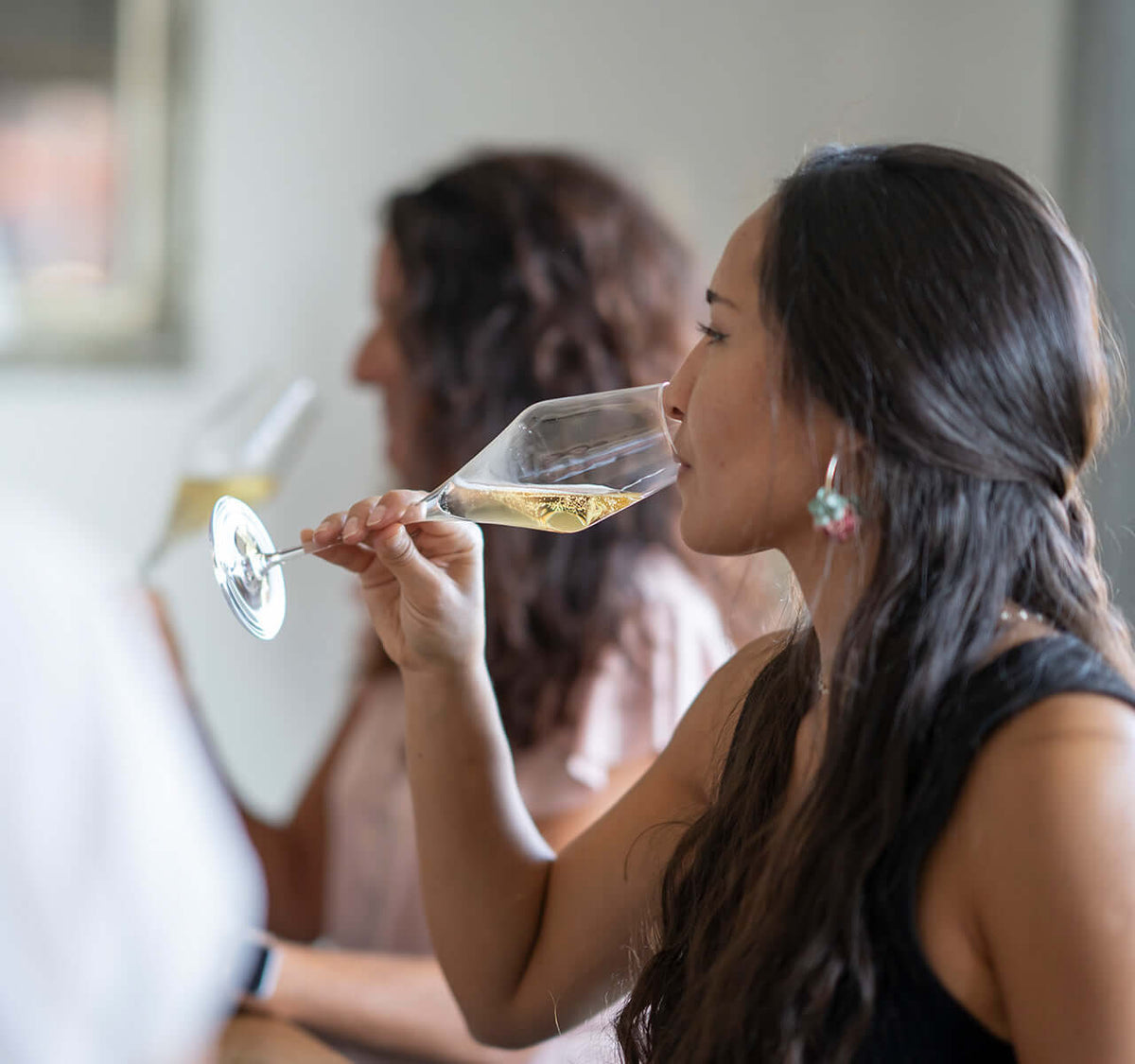 Sekt Tasting für Einsteiger: Teilnehmer genießen Schaumwein aus eleganten Gläsern bei TIME 2 TASTE.