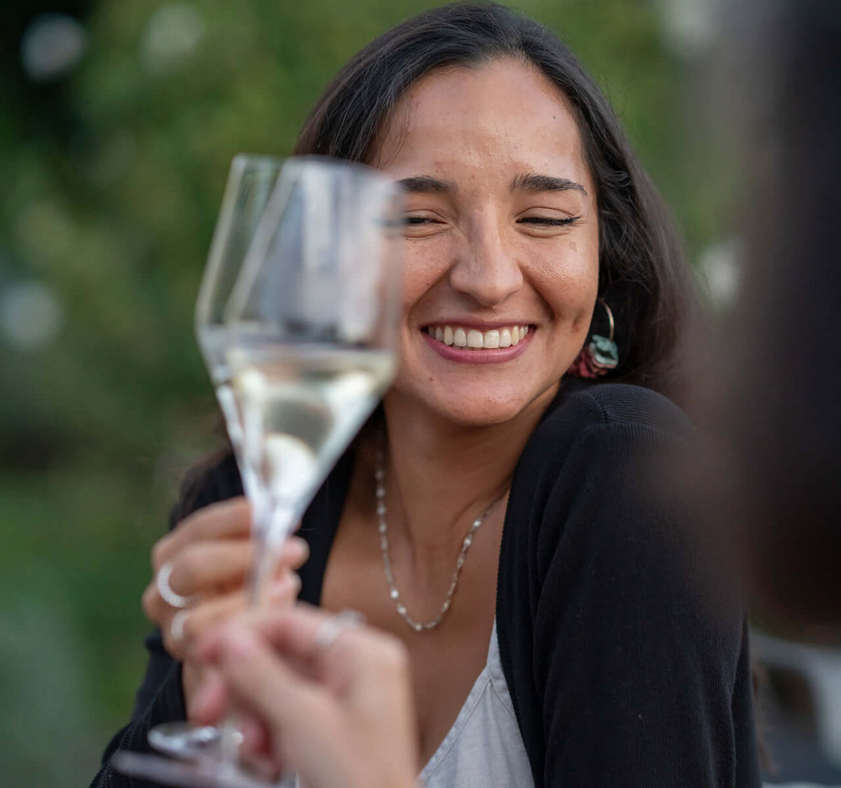 Schaumwein Tasting für Einsteiger im Freien mit Glücksmoment und Gläsern von TIME 2 TASTE.