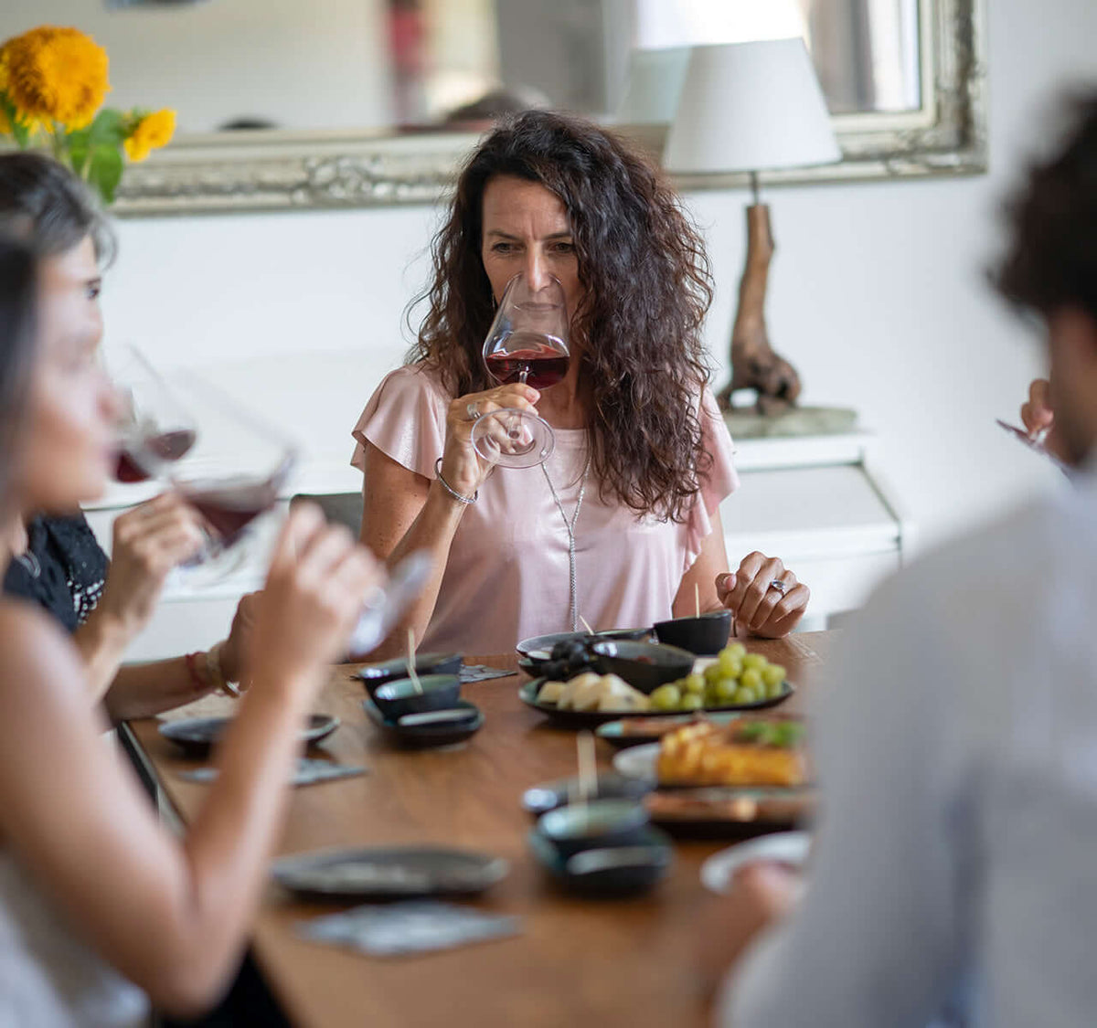 Wein Tasting für Erfahrene mit deutschen Spezialitäten, 5 Personen genießen Weine bei TIME 2 TASTE.