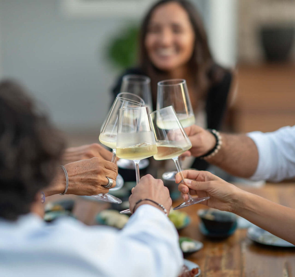 Wein Tasting bei TIME 2 TASTE: Hochwertige Weißweine, Geselligkeit und Fingerfood in entspannter Atmosphäre.