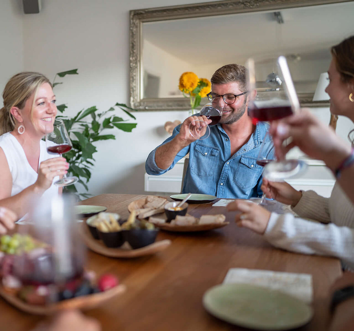 Wein Tasting für Genießer: Gruppenveranstaltung mit Fingerfood und Rotwein in entspannter Atmosphäre.